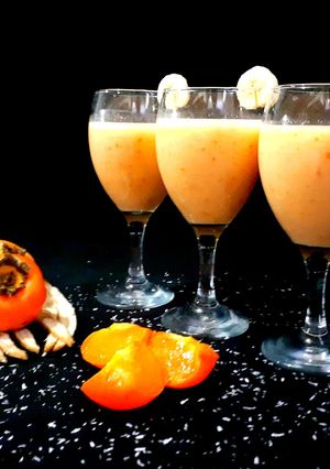 عکسی از دستور میلک شیک موز و خرمالو 😋😍