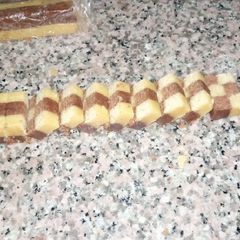 A picture of Chocolate and Vanilla cookies.