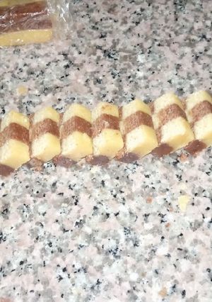 A picture of Chocolate and Vanilla cookies.