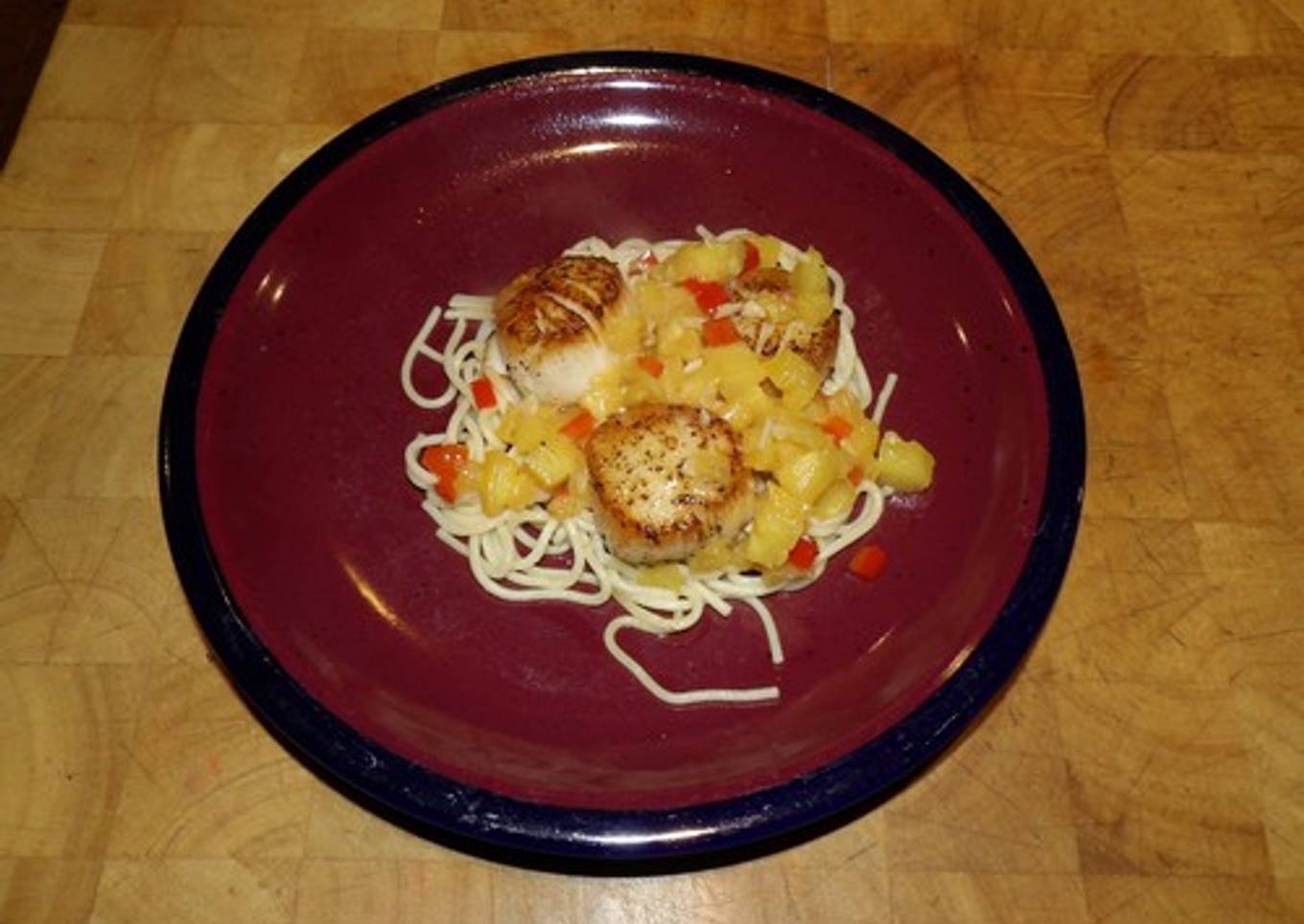 Seared scallops with pineapple