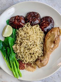 รูปของ บะหมี่ไก่ตุ๋นเห็ดหอมทอด