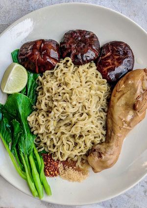 รูปของ บะหมี่ไก่ตุ๋นเห็ดหอมทอด