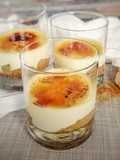 Crema de vainilla con peras y galleta