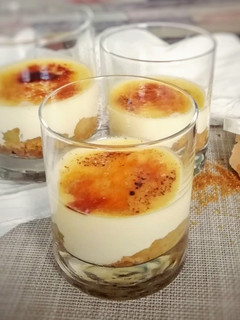 Una foto de Crema de vainilla con peras y galleta