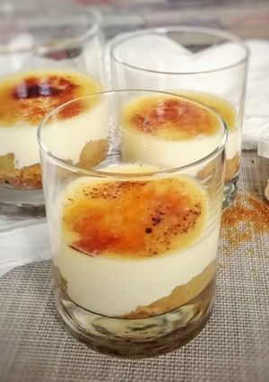 Una foto de Crema de vainilla con peras y galleta