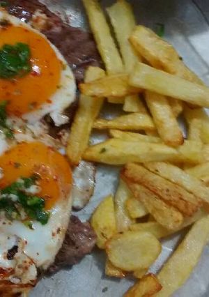 Una foto de Bifes a caballo con fritas