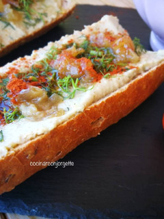 Una foto de Baguette con hummus de garbanzos y aguacate