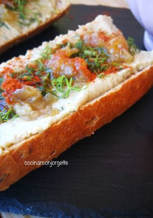 Foto principal de Baguette con hummus de garbanzos y aguacate