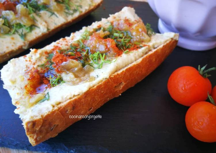 Baguette con hummus de garbanzos y aguacate