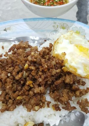 รูปของ ข้าวหมูสับทอดกระเทียม ไข่ดาว 🍳