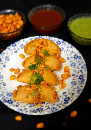 તીખા ઘુઘરા (Tikha Ghughra Recipe In Gujarati) રેસીપી મુખ્ય ફોટો