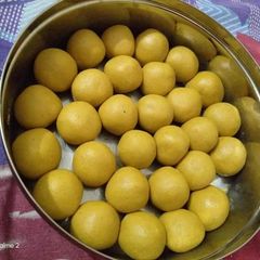 A picture of Besan laddu.