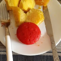 A picture of My mixed breakfast: sweet potatoes&strawberry flavoured cupcakes.