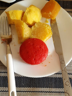A picture of My mixed breakfast: sweet potatoes&strawberry flavoured cupcakes.