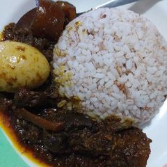 A picture of Ofada rice and sauce.