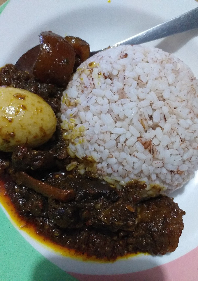 A picture of Ofada rice and sauce.