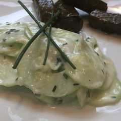 Una foto de Tzatziki (ensalada de pepinos con yoghurt)
