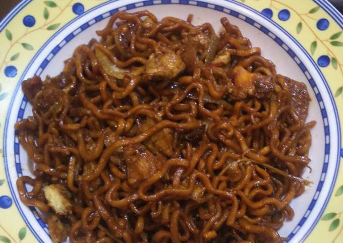 Mie goreng pedas hitam