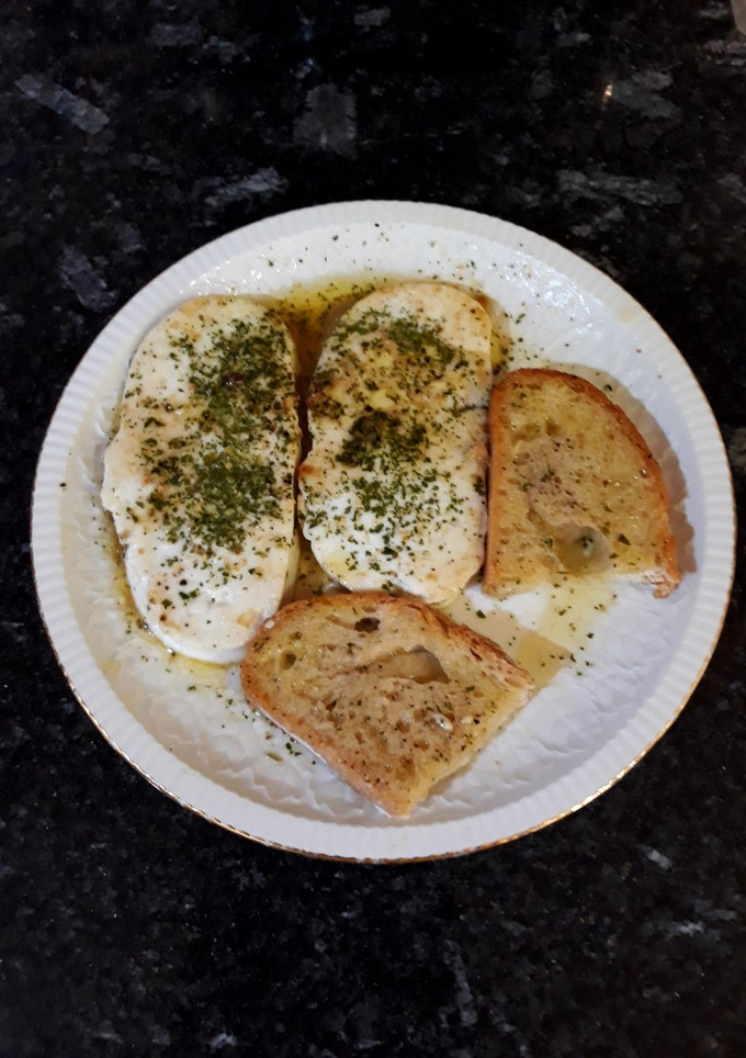 Una foto de Queso fresco asado con especias