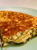 Tortilla de coliflor con cebolla caramelizada y queso de cabra