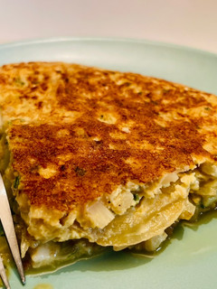 Una foto de Tortilla de coliflor con cebolla caramelizada y queso de cabra