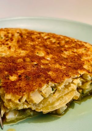 Una foto de Tortilla de coliflor con cebolla caramelizada y queso de cabra