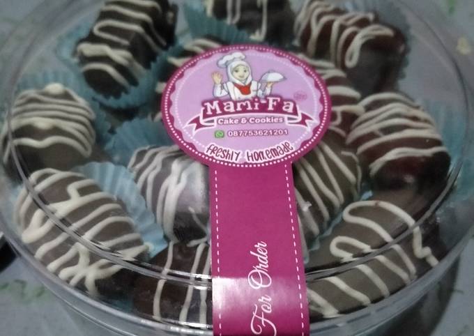 Coklat kurma isi kacang mede