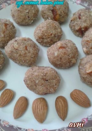 नारियल बादाम पिन्नी (Nariyal badam pinni recipe in Hindi) रेसिपी मुख्य फोटो