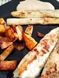 Rodaballo con espárragos blancos a la plancha con papas rústicas al horno y mayonesa de miso y humo