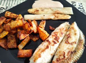 Una foto de Rodaballo con espárragos blancos a la plancha con papas rústicas al horno y mayonesa de miso y humo