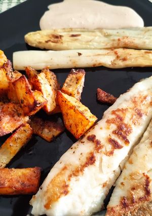 Una foto de Rodaballo con espárragos blancos a la plancha con papas rústicas al horno y mayonesa de miso y humo