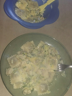 Una foto de Ravioles a la crema con pollo, verdeo y perejil