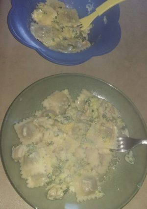 Una foto de Ravioles a la crema con pollo, verdeo y perejil
