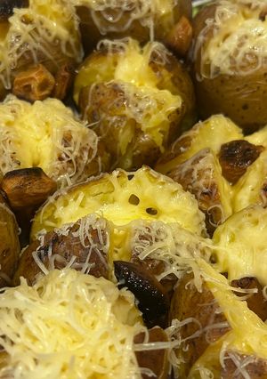 Egészben sült sajtos krumpli recept fotója