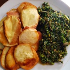 A picture of Fried potatato and vegetable sauce.
