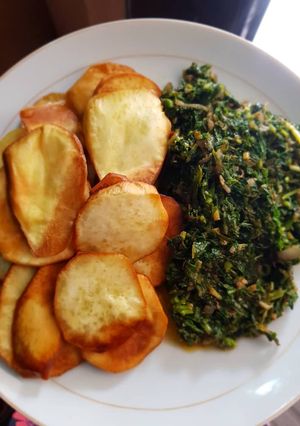 A picture of Fried potatato and vegetable sauce.