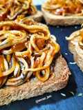 Tostas con sofrito de gulas