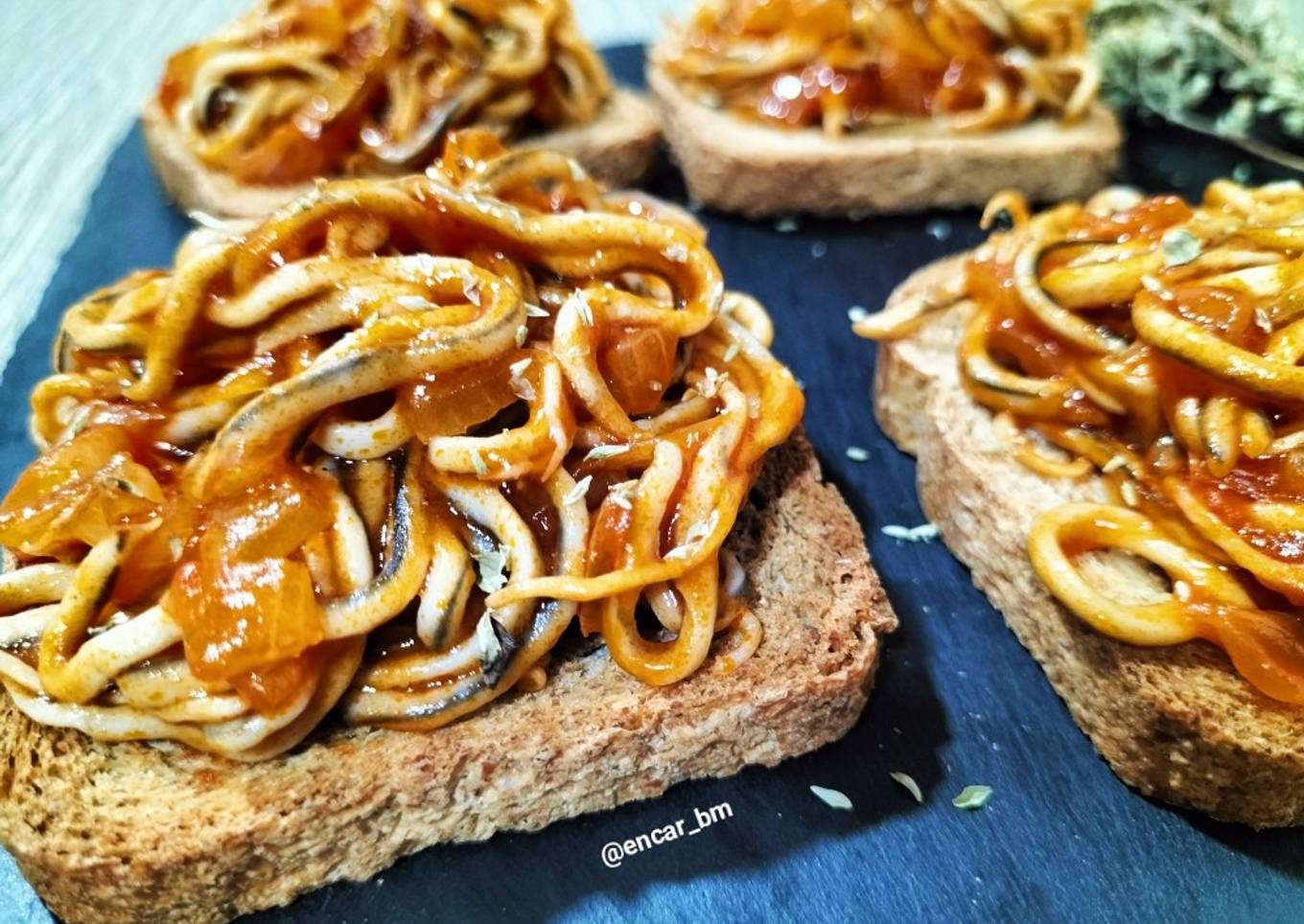 Tostas con sofrito de gulas