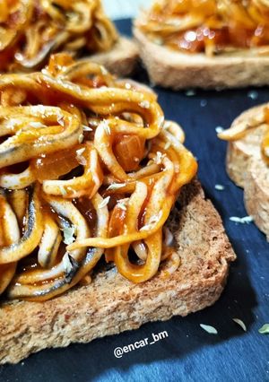 Una foto de Tostas con sofrito de gulas