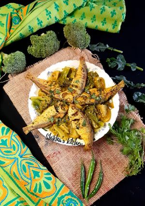 সবুজ চাপিলা (ব্রকলি, কাঁচা টমেটো ও ক্যাপসিকাম দিয়ে চাপিলা মাছ) রেসিপির প্রধান ছবি