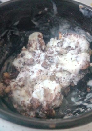 A picture of Cream and cookies.