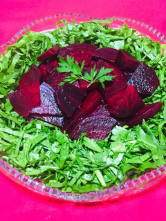Una foto de Ensalada fresca con Beterraga y Repollo Verde!!