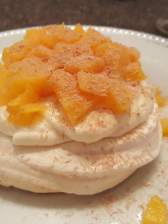 Una foto de Pavlova de duraznos