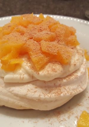 Una foto de Pavlova de duraznos