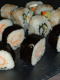 Una foto de 🗣✅Sushi Maki y uramaki🍣