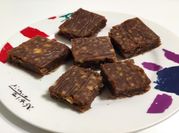 Una foto de pastel de chocolate y castañas
