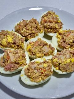 Una foto de Huevos rellenos de atún y gambas