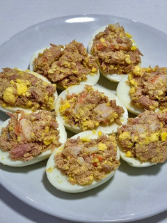 Una foto de Huevos rellenos de atún y gambas