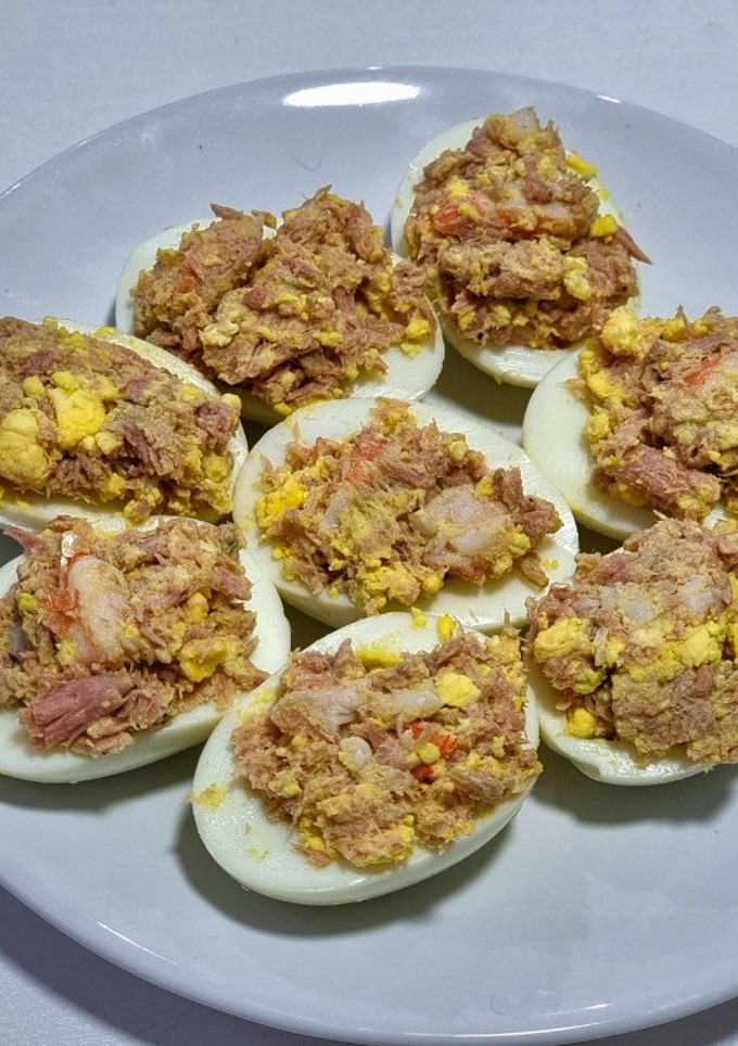 Una foto de Huevos rellenos de atún y gambas