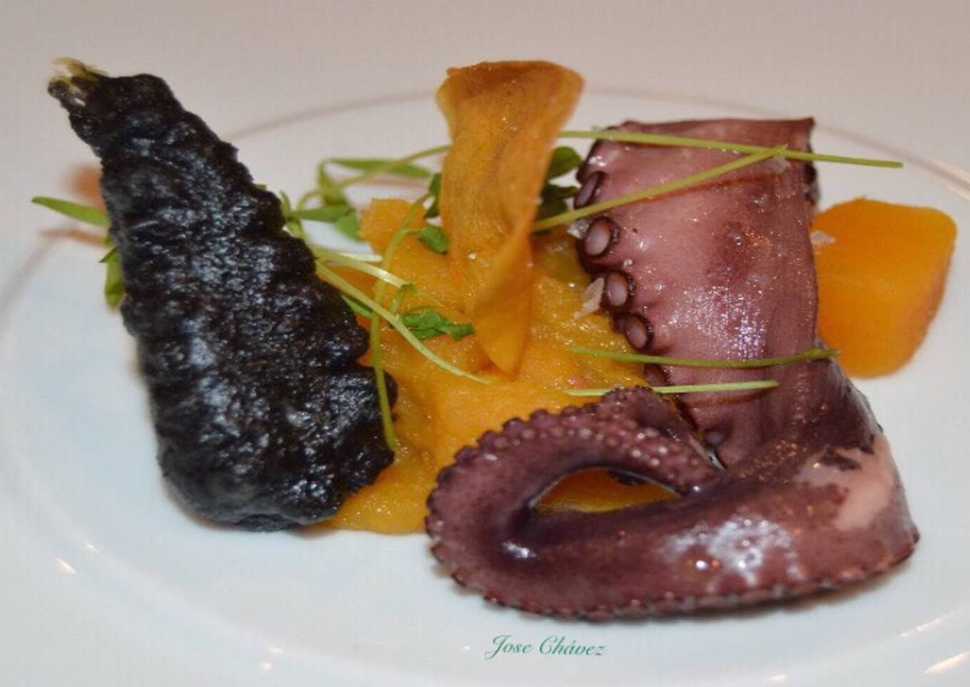 Pulpo asado con textura de batata y cebolletas en tempura negra